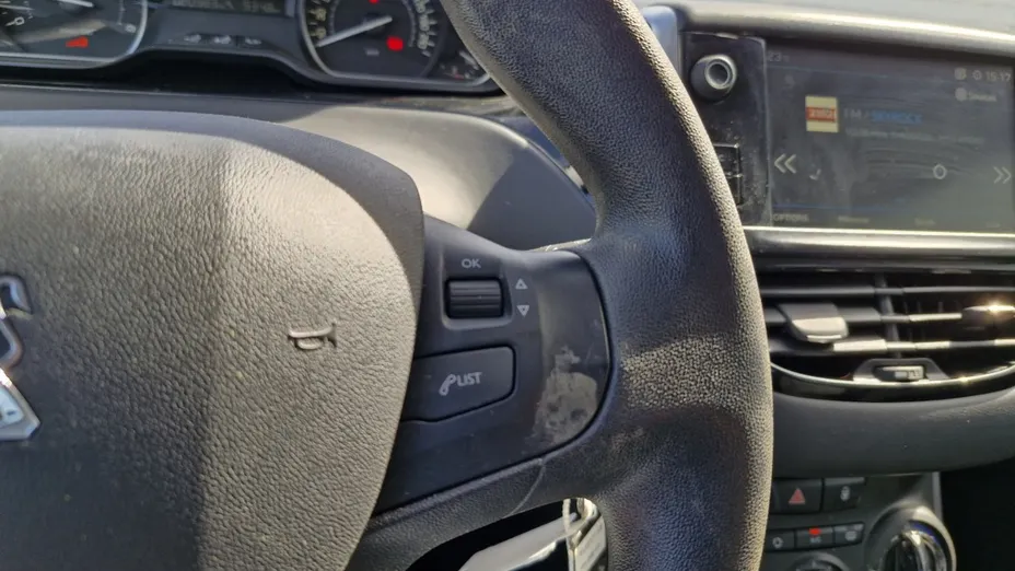 PEUGEOT 208 -