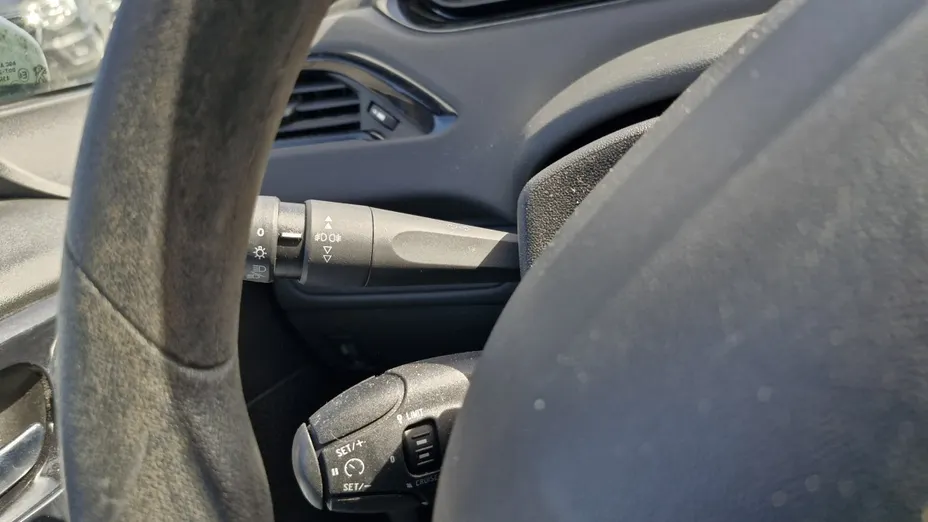 PEUGEOT 208 -