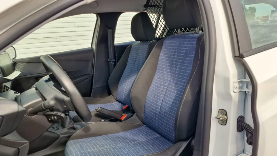 PEUGEOT 208 -