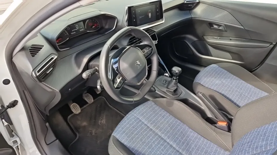 PEUGEOT 208 -