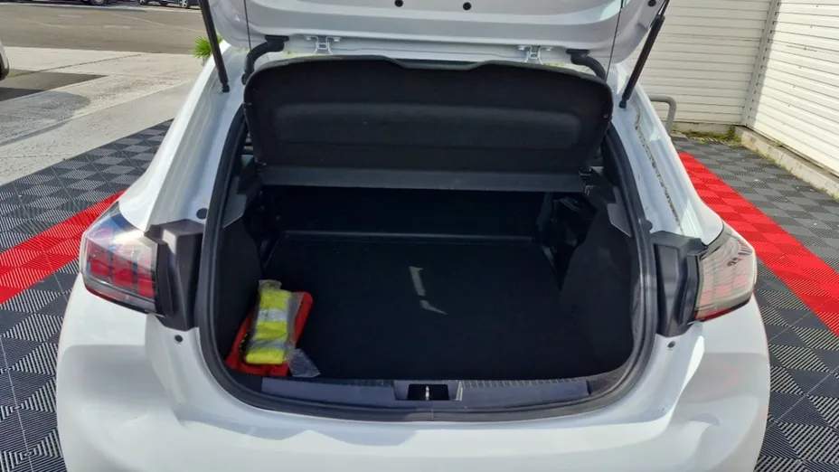 PEUGEOT 208 -