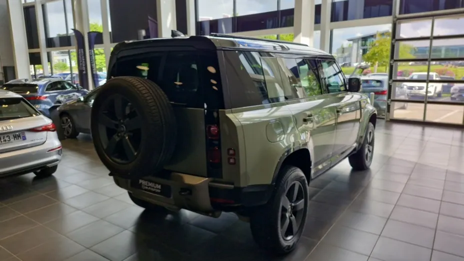 LAND ROVER Defender -