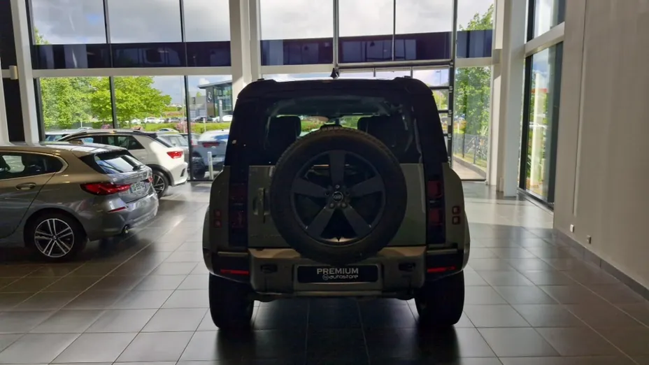 LAND ROVER Defender -
