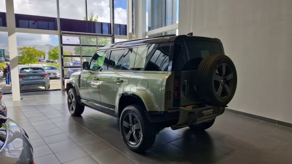 LAND ROVER Defender -