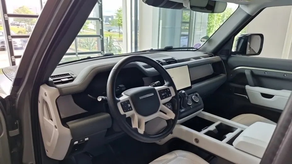 LAND ROVER Defender -