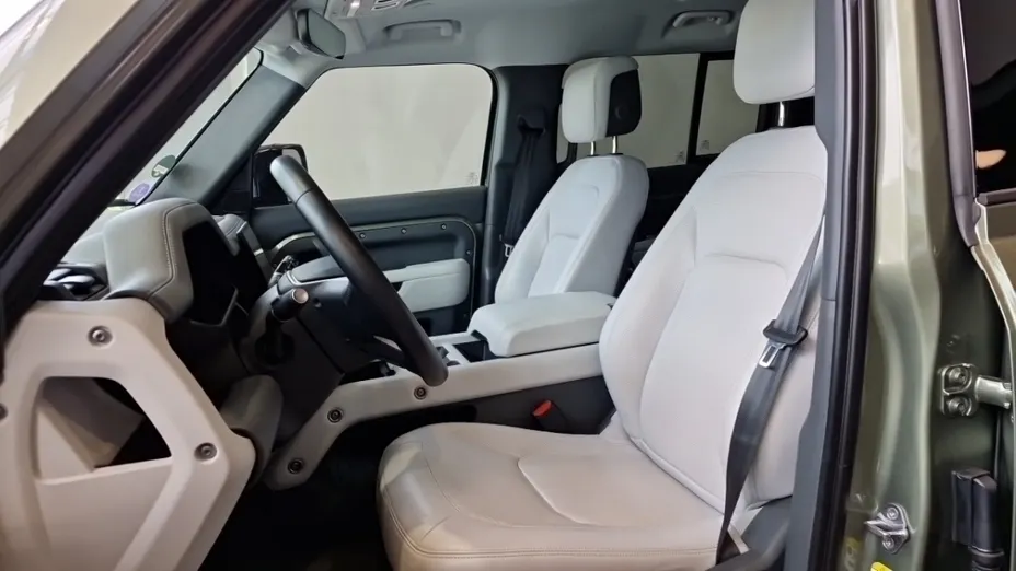 LAND ROVER Defender -