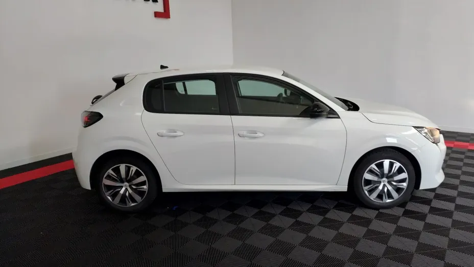 PEUGEOT 208 -