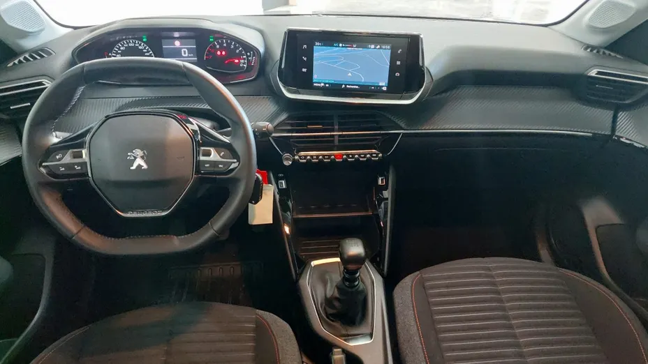 PEUGEOT 208 -