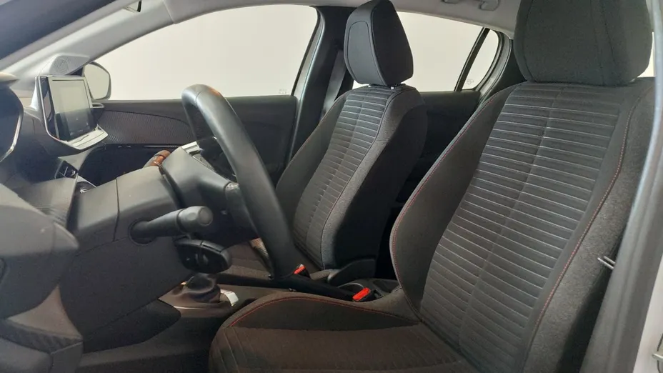 PEUGEOT 208 -