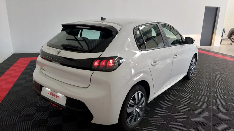 PEUGEOT 208 -