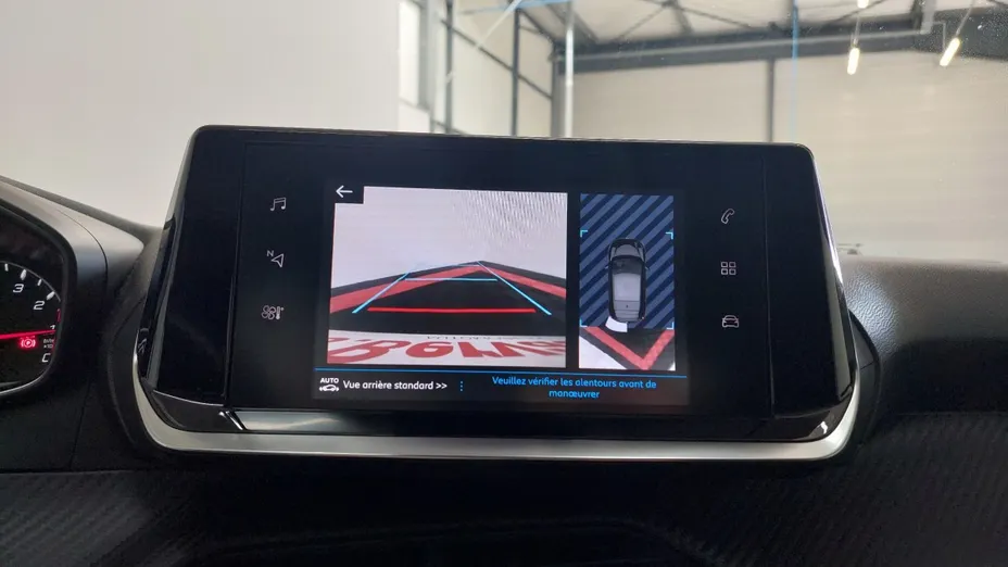 PEUGEOT 208 -