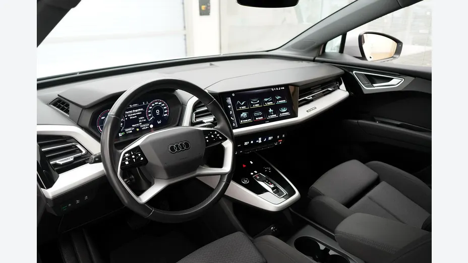 AUDI Q4 -