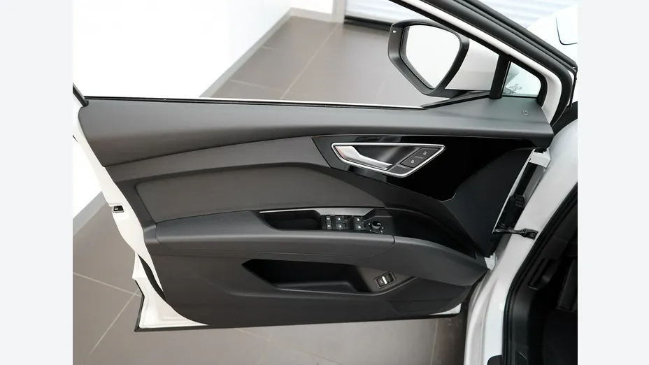 AUDI Q4 -