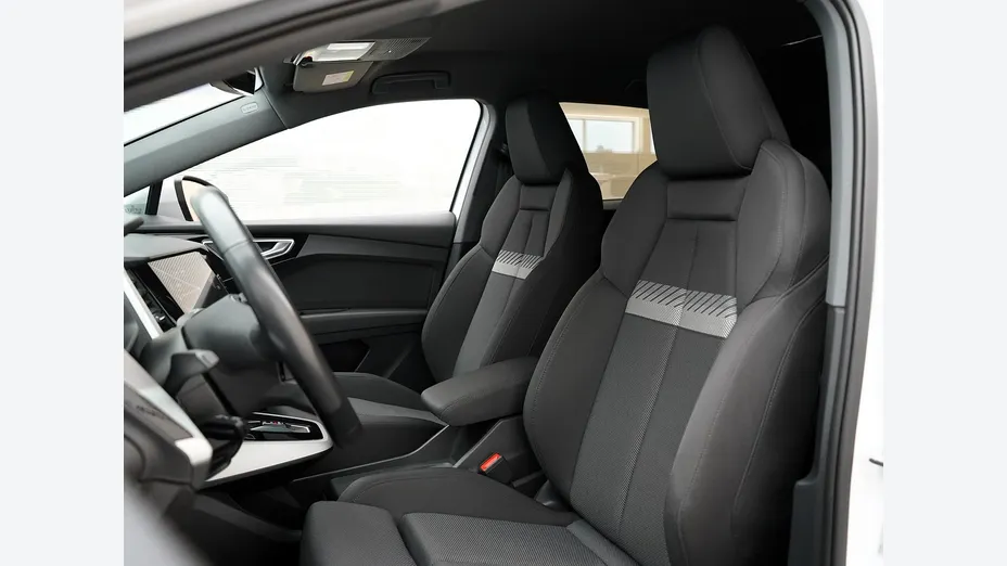 AUDI Q4 -