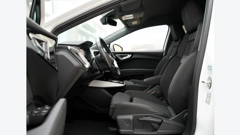 AUDI Q4 -
