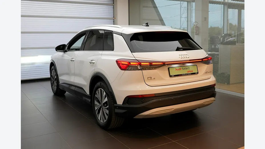 AUDI Q4 -