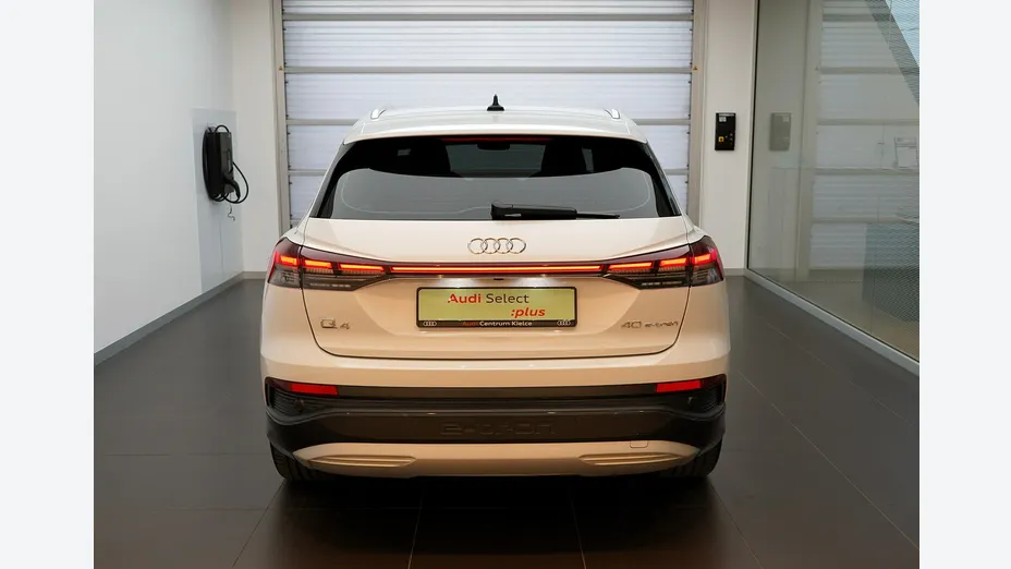AUDI Q4 -