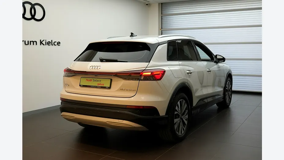 AUDI Q4 -