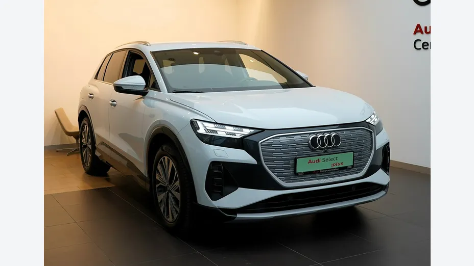 AUDI Q4 -