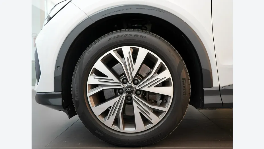 AUDI Q4 -
