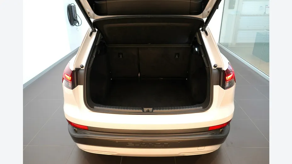 AUDI Q4 -