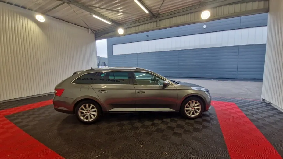SKODA Superb -
