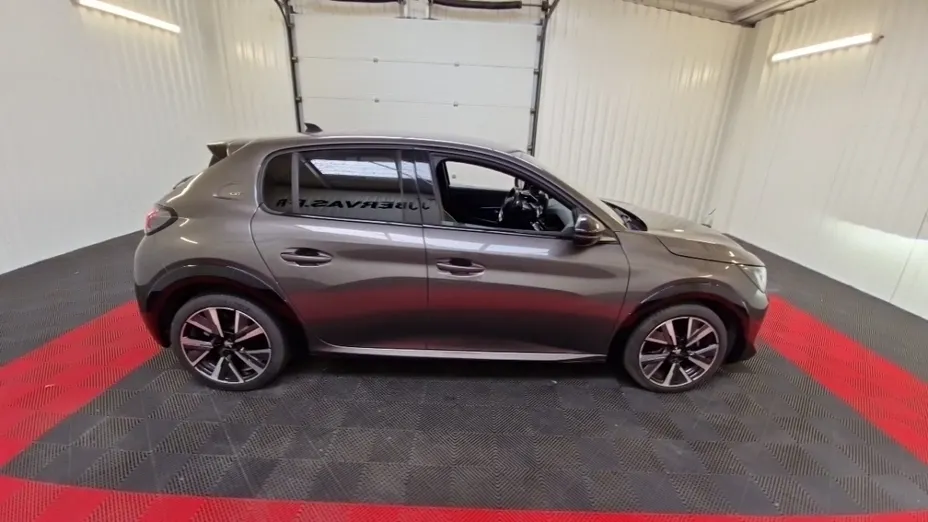 PEUGEOT 208 -