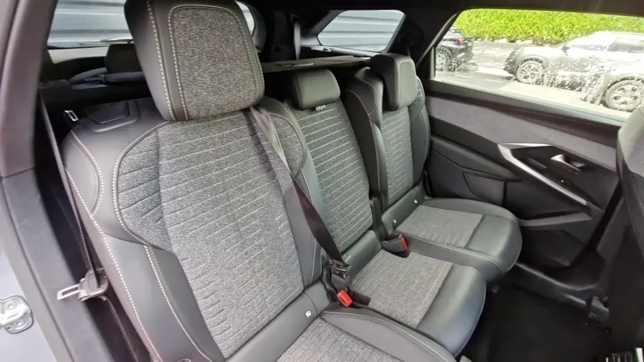 PEUGEOT 5008 -