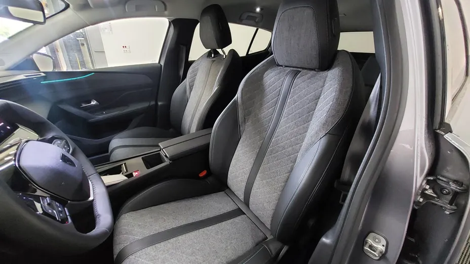 PEUGEOT 408 -