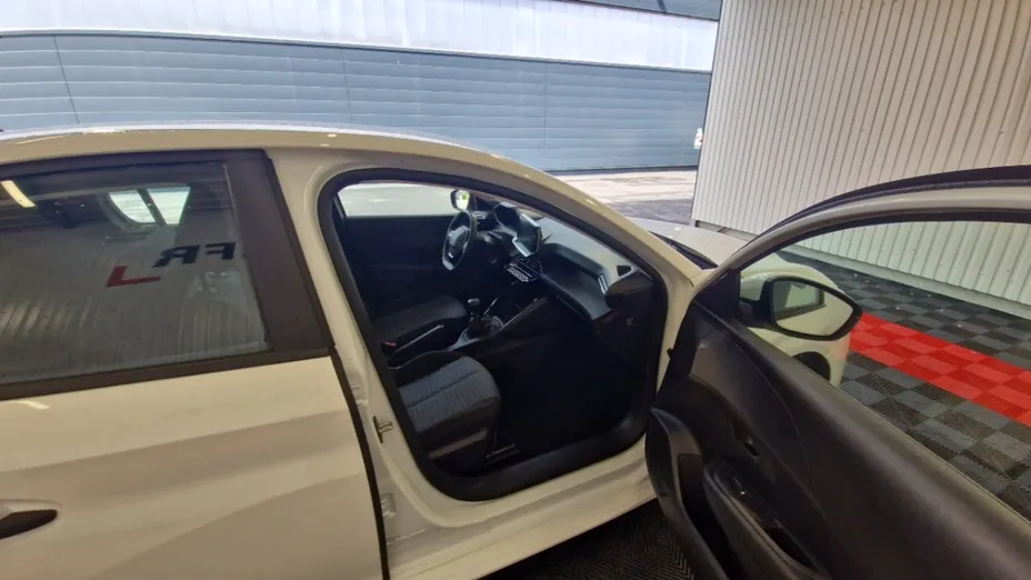 PEUGEOT 208 -