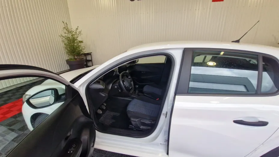 PEUGEOT 208 -