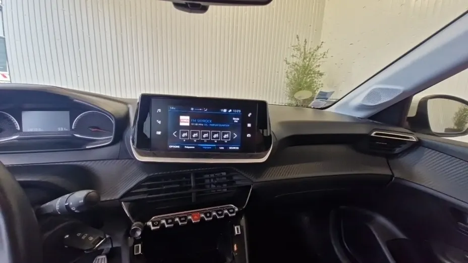 PEUGEOT 208 -