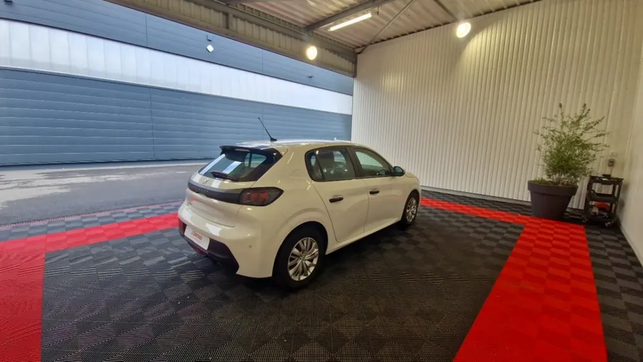 PEUGEOT 208 -