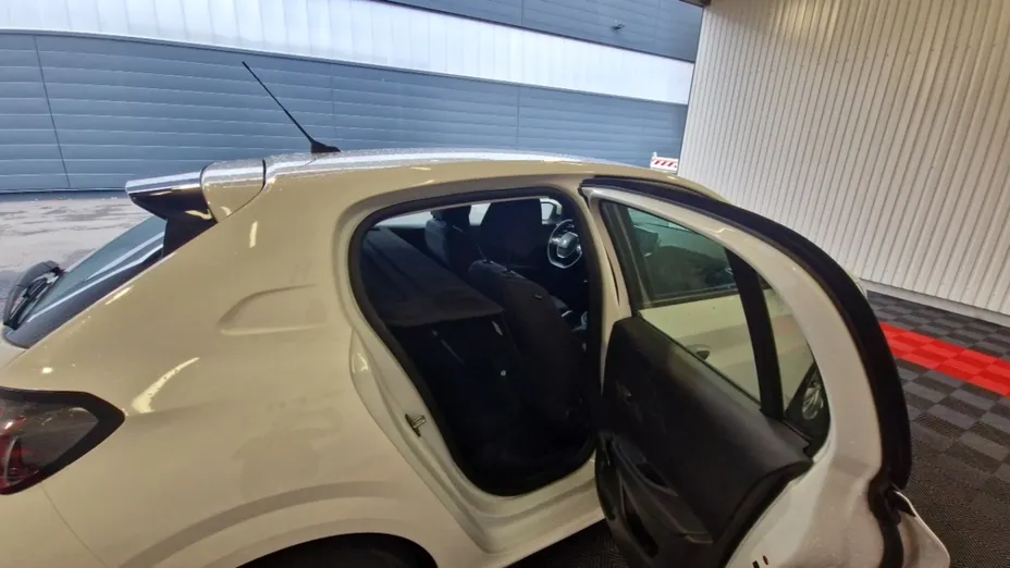 PEUGEOT 208 -