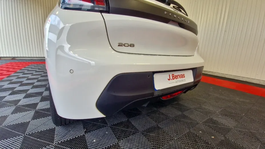 PEUGEOT 208 -