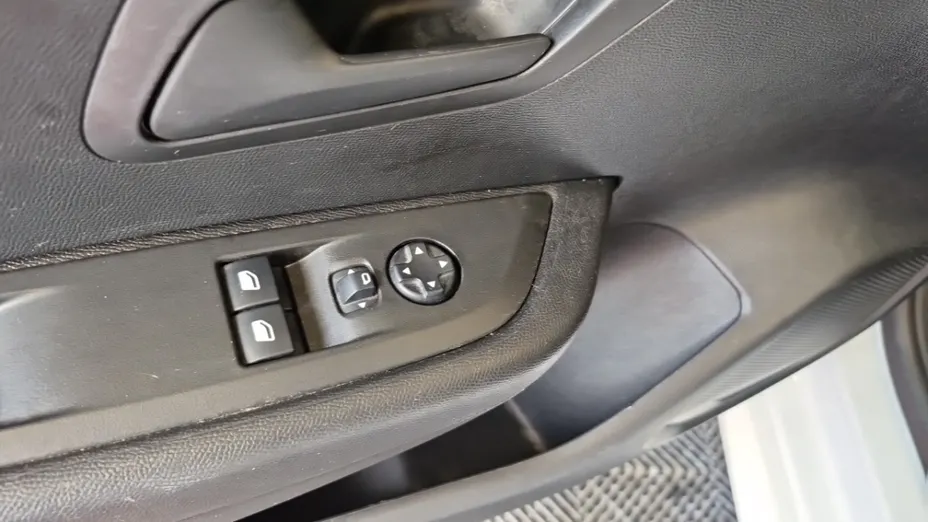 PEUGEOT 208 -