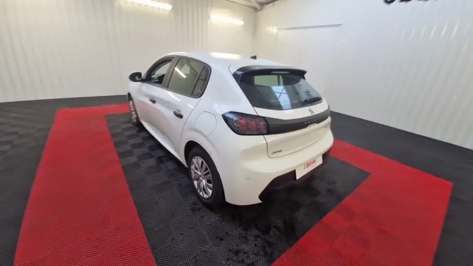PEUGEOT 208 -