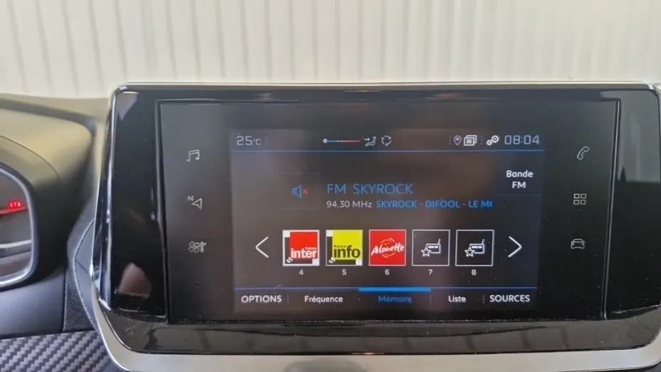 PEUGEOT 208 -
