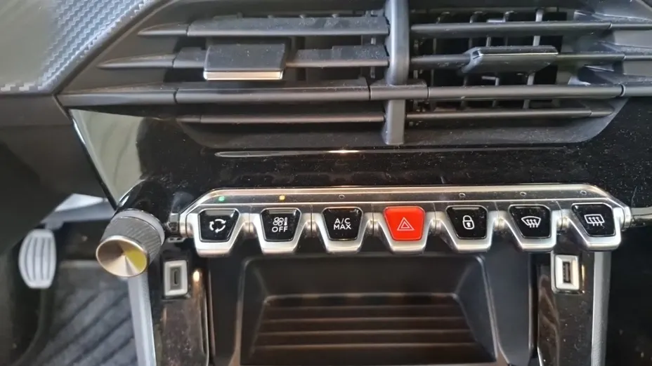 PEUGEOT 208 -
