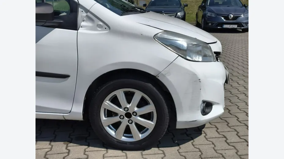 TOYOTA Yaris -