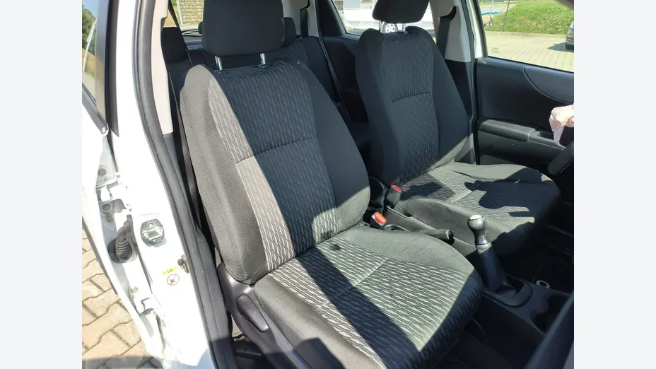 TOYOTA Yaris -