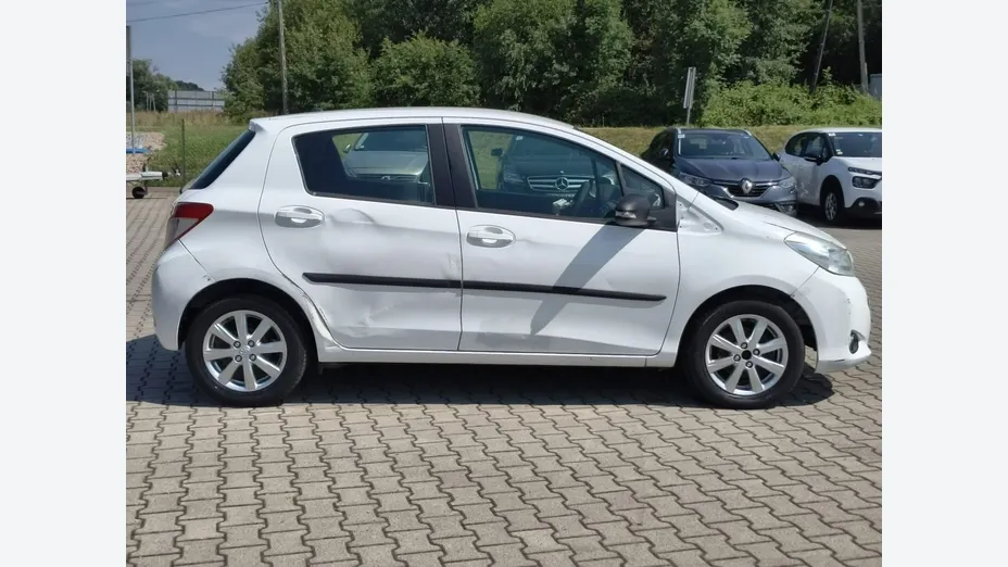TOYOTA Yaris -