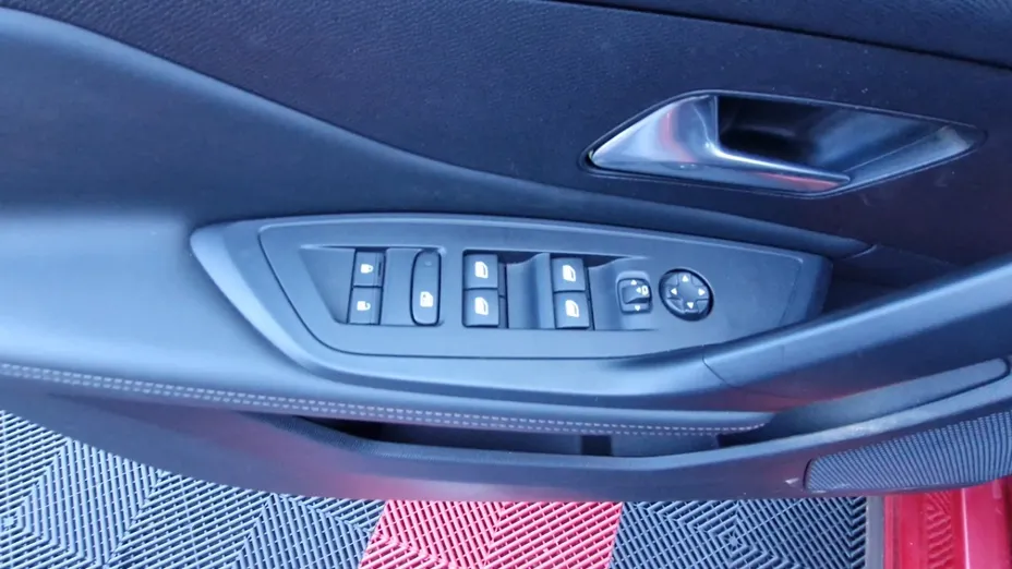 PEUGEOT 408 -
