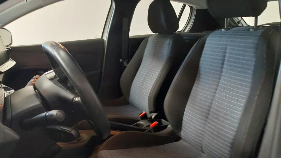 PEUGEOT 208 -