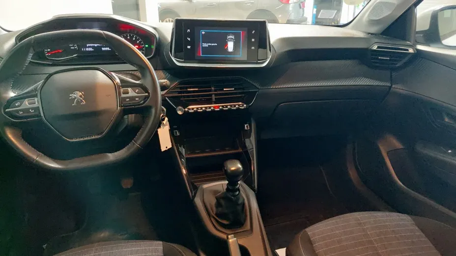 PEUGEOT 208 -