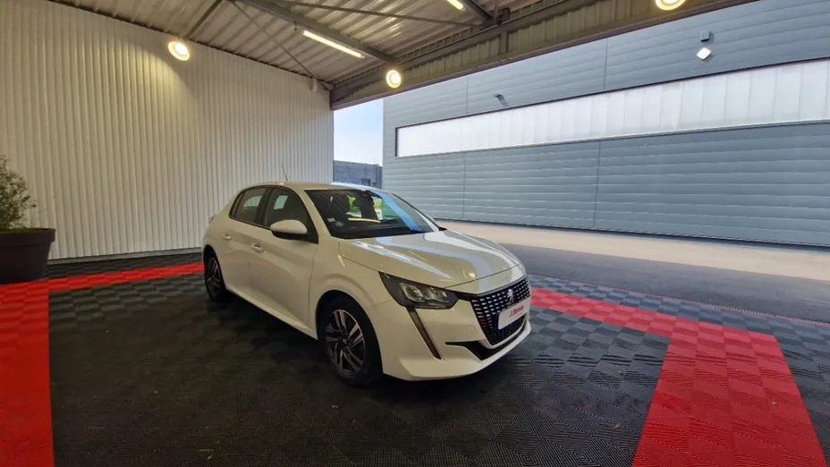 PEUGEOT 208 -