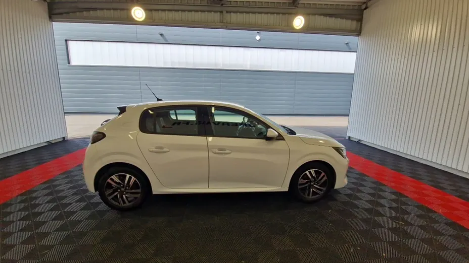 PEUGEOT 208 -