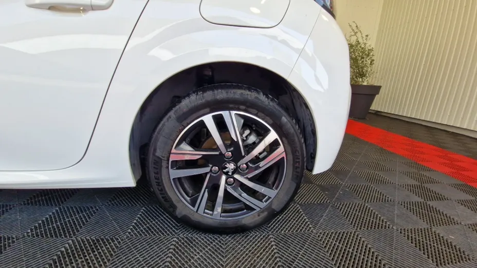 PEUGEOT 208 -