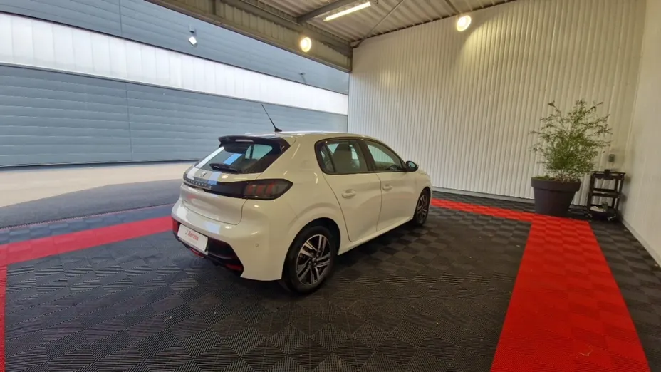 PEUGEOT 208 -