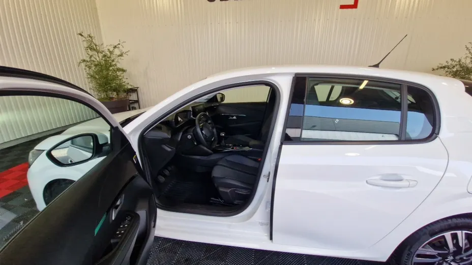 PEUGEOT 208 -